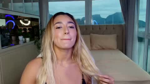 Snapshot of luna_velvvet chatting on July 5, 2026, 7:10 pm Luna online show from July 5, 2026, 7:10 pm