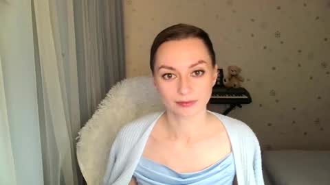 lunaa_bluee online show from November 12, 2025, 9:25 pm