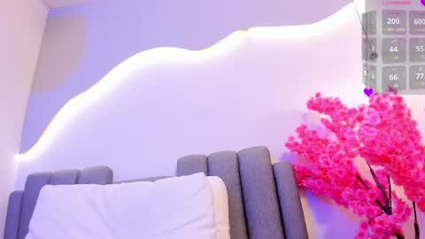 lunaa_hart online show from April 7, 2026, 10:42 pm