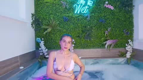 Snapshot of lunaa_lovve chatting on December 11, 2024, 12:34 pm Luna online show from December 11, 2024, 12:34 pm