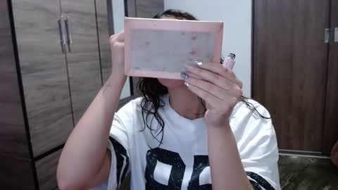 lunaa_sub online show from February 9, 2026, 4:44 pm