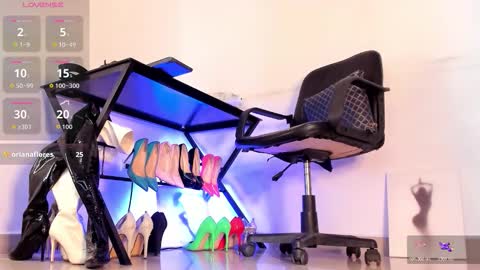  Luna Velez   online show from November 11, 2025, 2:28 pm