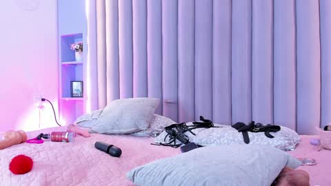 I M  L U N A  online show from January 11, 2025, 5:41 am