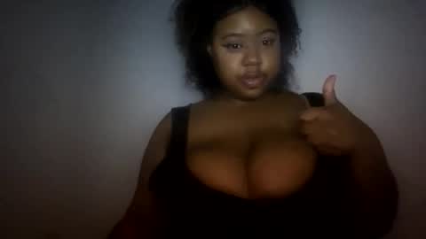 Snapshot of lunamoth00 chatting on February 7, 2026, 12:36 am lunamoth00 online show from February 7, 2026, 12:36 am