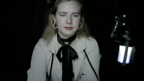 lunamystique_ online show from October 19, 2025, 7:47 pm