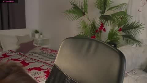 lunaolivia_ online show from February 15, 2026, 1:20 pm