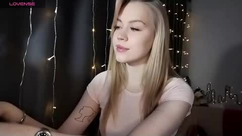 lunapeony online show from December 17, 2025, 5:57 am