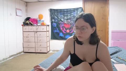 Snapshot of lunaquinn45 chatting on December 23, 2024, 2:35 am lunaquinn45 online show from December 23, 2024, 2:35 am