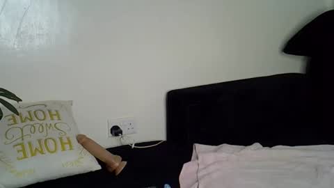Snapshot of lunar_chocolate000 chatting on May 18, 2026, 10:32 am Smiley online show from May 18, 2026, 10:32 am
