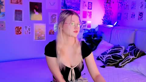 lunariafox online show from April 9, 2026, 2:55 pm