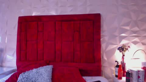 Snapshot of lunariddle chatting on December 11, 2024, 12:02 pm .. .. online show from December 11, 2024, 12:02 pm