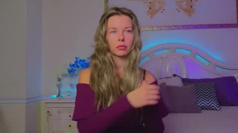 Snapshot of lunarishi chatting on October 13, 2025, 11:43 am Luna Rishi online show from October 13, 2025, 11:43 am