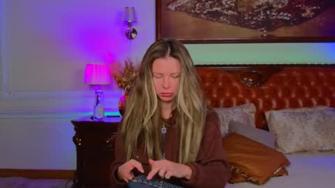 Snapshot of lunarishi chatting on December 1, 2025, 6:07 am Luna Rishi online show from December 1, 2025, 6:07 am