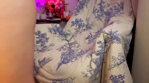 Snapshot of lunatale chatting on October 24, 2025, 8:27 pm Kate online show from October 24, 2025, 8:27 pm