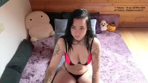 Snapshot of lunaticminx chatting on October 17, 2025, 12:30 pm Luna powered by bitch dust online show from October 17, 2025, 12:30 pm