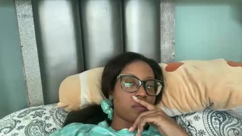 lunchboxgirl online show from April 19, 2026, 2:16 pm