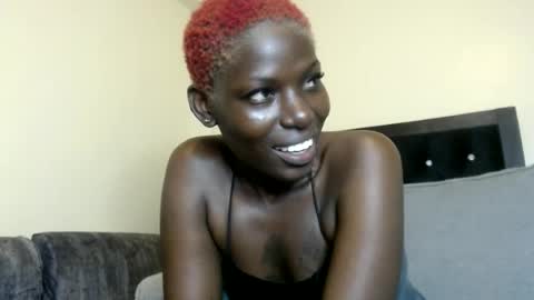 luo_queen online show from June 12, 2026, 2:38 pm