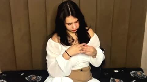 Lora online show from April 4, 2026, 11:08 am