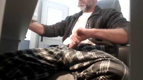 Snapshot of lure4beef chatting on December 15, 2024, 11:45 am lure4beef online show from December 15, 2024, 11:45 am