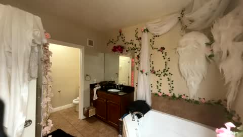 Snapshot of luvvlee chatting on March 4, 2026, 5:46 am luvvlee online show from March 4, 2026, 5:46 am