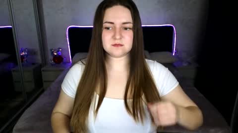 lux_lizz online show from April 7, 2026, 2:45 am