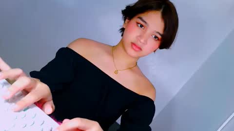 queen lux online show from December 3, 2025, 4:42 am