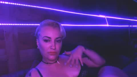 Snapshot of luxloverslive chatting on October 7, 2025, 7:05 am Lux Lovers Live online show from October 7, 2025, 7:05 am