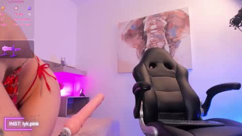 Snapshot of lyli_pink chatting on October 31, 2025, 4:24 am IG online show from October 31, 2025, 4:24 am