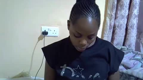 lyn_anna online show from October 7, 2025, 7:22 pm