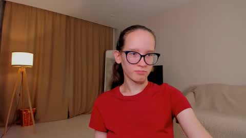 Snapshot of lynettebails chatting on October 3, 2025, 4:15 pm Sara online show from October 3, 2025, 4:15 pm