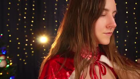 Snapshot of lynn_feline chatting on December 25, 2024, 7:46 am Lynn online show from December 25, 2024, 7:46 am