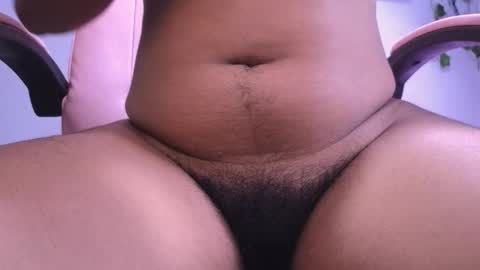 Snapshot of macey_hairy chatting on October 31, 2025, 12:28 pm Macey Elliot Modelo Independiente online show from October 31, 2025, 12:28 pm