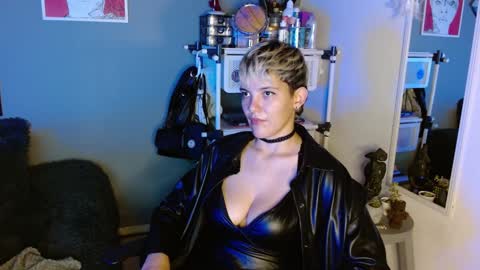 Snapshot of mackenziemoon chatting on February 7, 2025, 2:08 am Noah Askew online show from February 7, 2025, 2:08 am