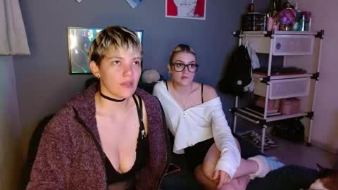 Snapshot of mackenziemoon chatting on February 23, 2025, 7:22 am Noah Askew online show from February 23, 2025, 7:22 am