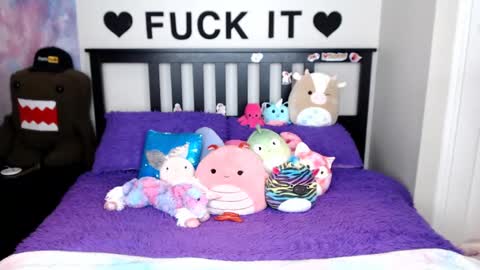 Mackenzie Wolfe online show from October 11, 2025, 4:01 am