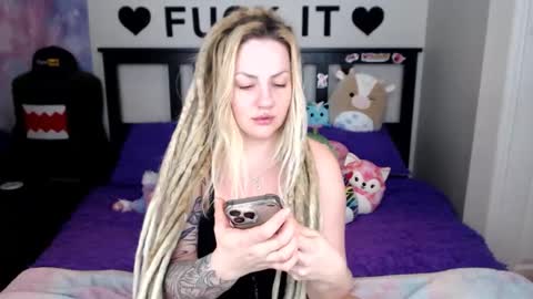 Mackenzie Wolfe online show from January 8, 2026, 4:48 am