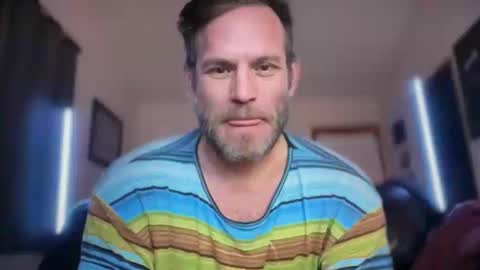 Snapshot of mackincaliallday chatting on October 19, 2025, 8:37 am MackinCaliAllDay online show from October 19, 2025, 8:37 am