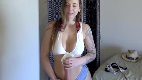 Snapshot of madam_edgewood chatting on September 29, 2025, 9:19 pm Madam Edgewood online show from September 29, 2025, 9:19 pm