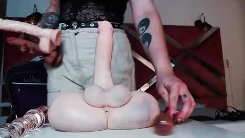 Snapshot of madame_ibby chatting on February 13, 2026, 1:29 pm madame ibby online show from February 13, 2026, 1:29 pm