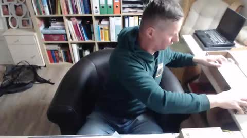 Snapshot of maddmax8 chatting on December 4, 2025, 10:24 am Mad4You online show from December 4, 2025, 10:24 am