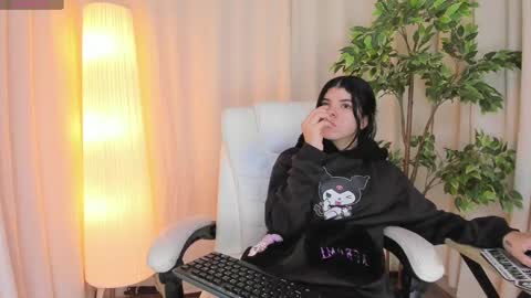 Maddy Please help me with your thumbs up its important online show from March 6, 2025, 10:20 am