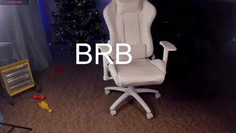 Snapshot of maevee chatting on January 2, 2025, 9:54 am Maevee online show from January 2, 2025, 9:54 am