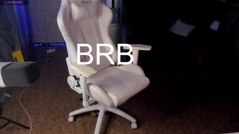 Snapshot of maevee chatting on February 19, 2025, 11:06 am Maevee online show from February 19, 2025, 11:06 am