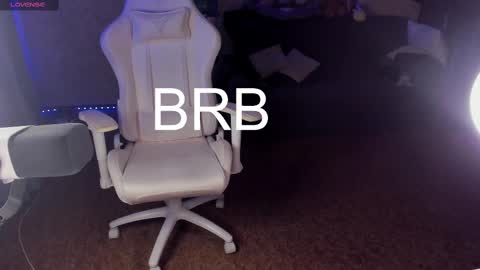 Snapshot of maevee chatting on March 3, 2025, 9:55 am Maevee online show from March 3, 2025, 9:55 am