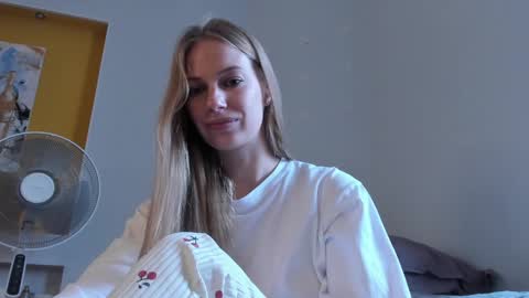 Snapshot of magic_couple13 chatting on November 14, 2025, 9:41 am Alice online show from November 14, 2025, 9:41 am