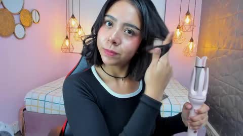 Snapshot of magic_oliviah chatting on June 6, 2026, 1:05 pm Oliviah online show from June 6, 2026, 1:05 pm