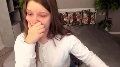 Snapshot of magicpeachhs chatting on November 18, 2025, 10:31 am Emily online show from November 18, 2025, 10:31 am