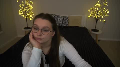 Snapshot of magicpeachhs chatting on November 23, 2025, 1:33 pm Emily online show from November 23, 2025, 1:33 pm