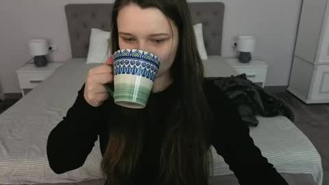 Snapshot of magicpeachhs chatting on April 20, 2026, 5:43 am Emily online show from April 20, 2026, 5:43 am