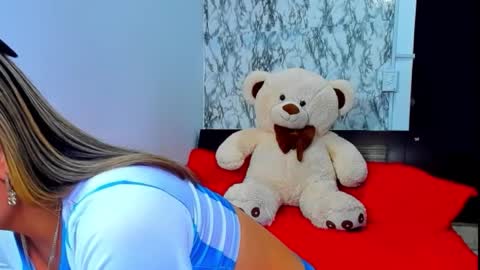 Snapshot of maia_bronce chatting on September 21, 2025, 6:42 pm Maia Bronce online show from September 21, 2025, 6:42 pm